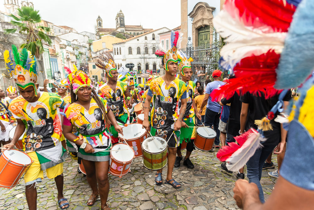 pessoas mascaradas a fazerem música