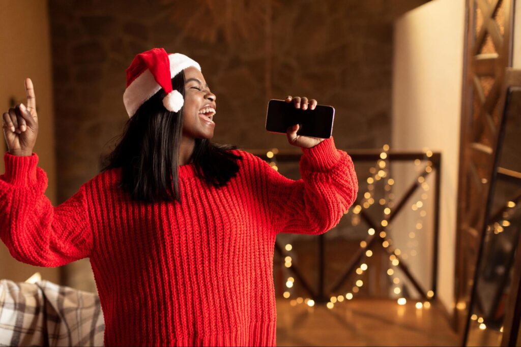 Mulher cantando com o seu celular