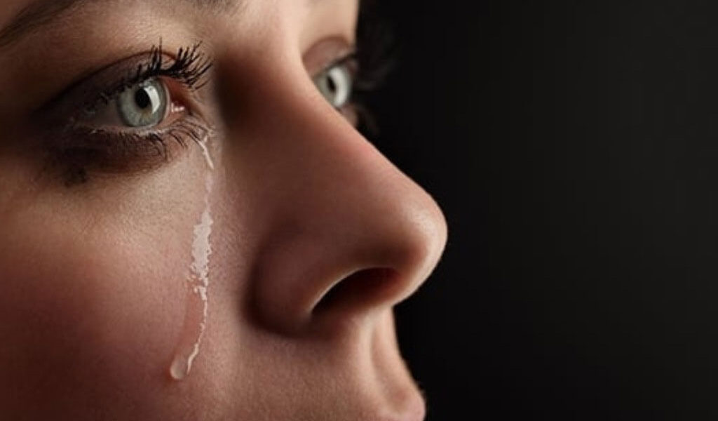 Mulher Triste Chorando, Olhando Para Cima No Fundo Preto Com