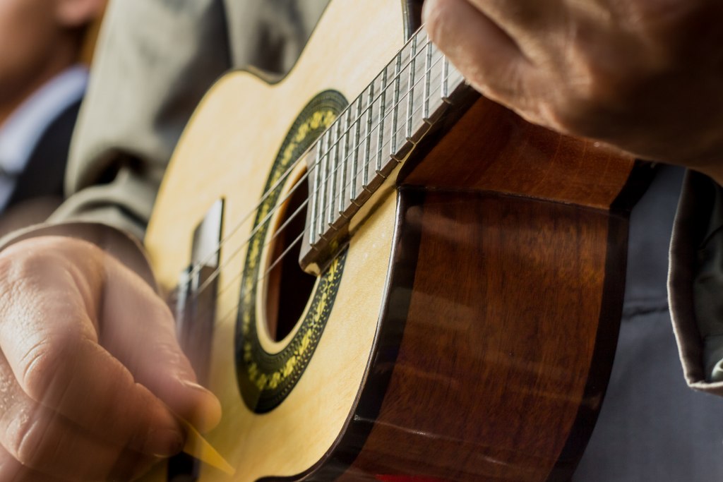 Conheça e ouça os maiores cantores de Pagode e da história