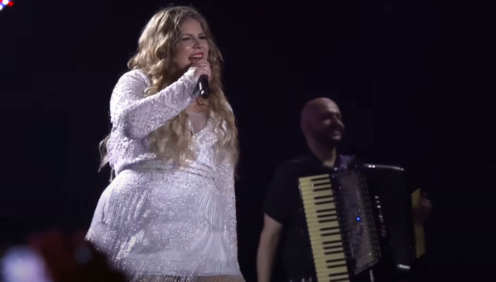 Marília Mendonça em show sertanejo