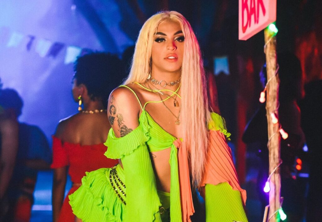 Pabllo Vittar de amarelo e verde