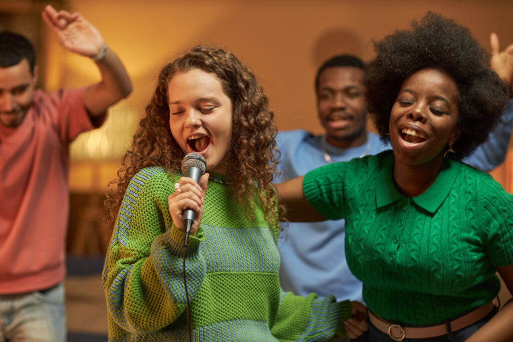 pessoas cantando karaoke